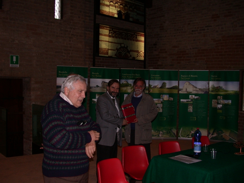 Consegna del libro sulle Chiese dell Astigiano tra il Gotico e il neo Gotica da parte del Prof. Marco Devecchi al Prof. Mario Gallina.