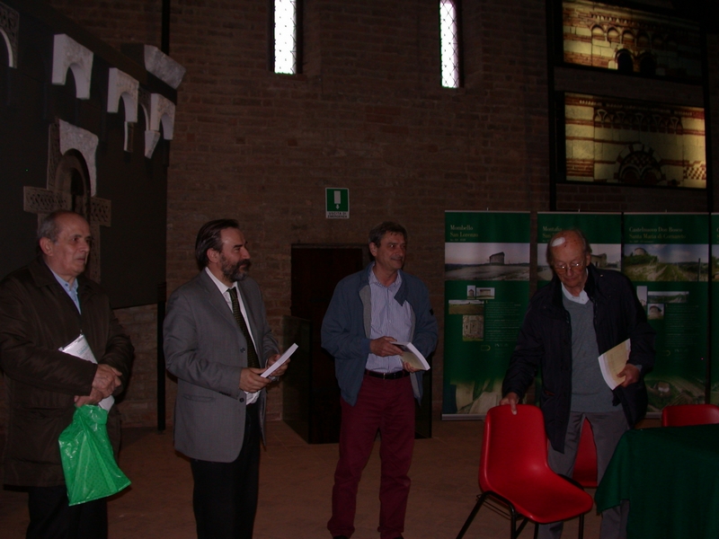 Momento dell inaugurazione della Mostra su Guglielmo da Volpiano presso la Canonica di Santa Maria di Vezzolano. Nella foto da (sx): Prof. Dorino Tuniz, Storico della Chiesa, Prof. Marco Devecchi, Presidente dell Osservatorio del Paesaggio per il Monferrato e l Astigiano, Dott. Ugo Cena, Presidente dell Associazione Terra di Guglielmo., e Ing. Francesco Garetto di Transromanica.