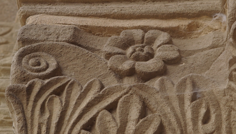 Bellissimi decori a tema floreale presenti sui capitelli della Canonica di Santa Maria di Vezzolano.