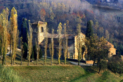 Straordinaria veduta della Canonica di Santa Maria di Vezzolano immersa in un paesaggio agrario di grande pregio [Foto di Bruno Accomaso].