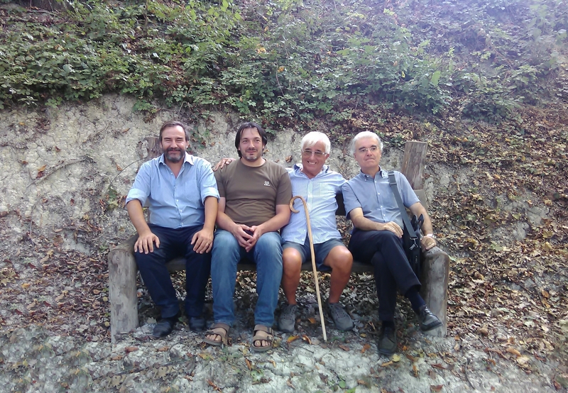 Foto ricordo nel corso della camminata alla scoperta del Parco forestale l'Alberone di Cocconato. Da (sx): Marco Devecchi, Simone Lonati, Giuseppe Conrotto e Franco Correggia.