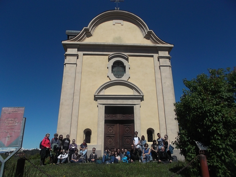 Foto ricordo davanti alla Chiesa di San Michele con gli studenti del Liceo artistico Cottini di Torino, le insegnanti Maria Teresa Nestola e Chiara Negri e il Dott. Franco Correggia.