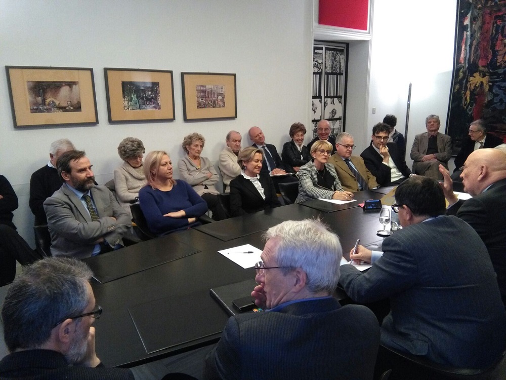 Foto ricordo con i partecipanti alla Conferenza stampa di presentazione della Cavalcata intellettuale aleramica convocata presso la Sala Giunta della Camera di Commercio [Foto di Efrem Bovo].