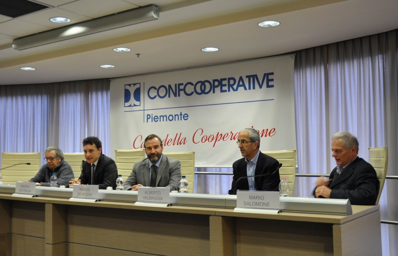Tavola rotonda con Andrea Ciattaglia, (Giornalista e Moderatore), Alfredo Mela (DIST - Politecnico di Torino), Carlo Alberto Barbieri (Presidente Istituto Nazionale di Urbanistica di Piemonte e Valle d Aosta), Marco Devecchi (Dipartimento di Scienze Agrarie, Forestali e Alimentari (DISAFA) e Osservatorio Paesaggio per il Monferrato e l Astigiano), Mario Salomone (Sociologo dell ambiente) e Alberto Valmaggia (Assessore all Ambiente, Urbanistica, Programmazione territoriale e paesaggistica della Regione Piemonte) [Foto di Paolo Odone].