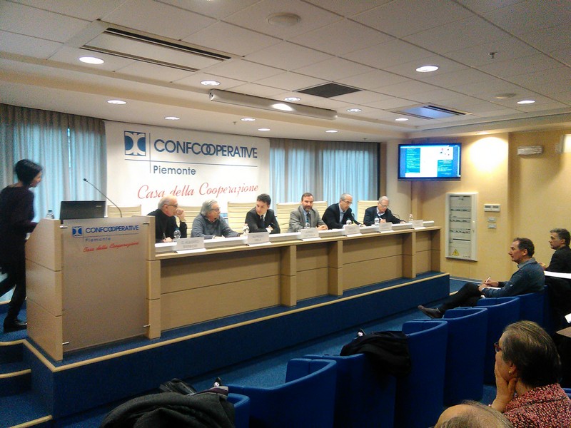 Tavola rotonda con Andrea Ciattaglia, (Giornalista e Moderatore), Alfredo Mela (DIST - Politecnico di Torino), Carlo Alberto Barbieri (Presidente Istituto Nazionale di Urbanistica di Piemonte e Valle d Aosta), Marco Devecchi (Dipartimento di Scienze Agrarie, Forestali e Alimentari (DISAFA) e Osservatorio Paesaggio per il Monferrato e l Astigiano), Mario Salomone (Sociologo dell ambiente) e Alberto Valmaggia (Assessore all Ambiente, Urbanistica, Programmazione territoriale e paesaggistica della Regione Piemonte) [Foto di Paolo Odone].