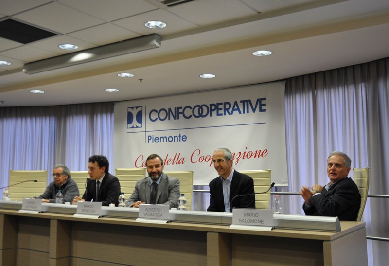 Foto dei relatori della Tavola rotonda del Convegno "Accettare il conflitto, risolverlo e trasformarlo in un processo condiviso: il caso del governo del territorio. Dialogo tra l Urbanistica e la Lettera enciclica Laudato si  sulla cura della casa comune". Da (sx): Prof. Alfredo Mela (Politecnico d Torino), Dott. Andrea Ciattaglia, (Giornalista), Prof. Marco Devecchi (DISAFA - Universtà di Torino), Dott. Alberto Valmaggia (Assessore all Urbanistica della Regione Piemonte) e Prof. Mario Salomone (Sociologo dell ambiente) [Foto di Paolo Odone].