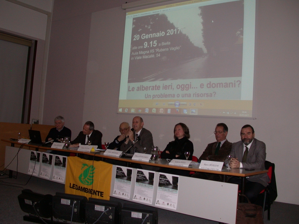 Saluto del Prof. Cesare Molinari (Preside dell Istituto "Vaglio Rubens"). Al Tavolo dei relatori da (sx): Dott. Angelo Porta (Consigliere Nazionale di Legambiente), Silvano Beduglio (Direttivo di Legambiente Biella), Dott. Agr. Giorgio Gallina (Presidente dell Ordine dei Dottori Agronomi e Forestali di Biella e Vercelli), Prof. Cesare Molinari (Preside dell Istituto "Vaglio Rubens"), Dott.ssa Varnero Valeria (Assessore all Edilizia pubblica del Comune di Biella), Dott. Roberto Pozzi (Presidente dell Osservatorio del Paesaggio Biellese) e Prof. Marco Devecchi (Presidente dell Osservatorio del Paesaggio per il Monferrato e l Astigiano) [Foto di Damiano Zampinetti].