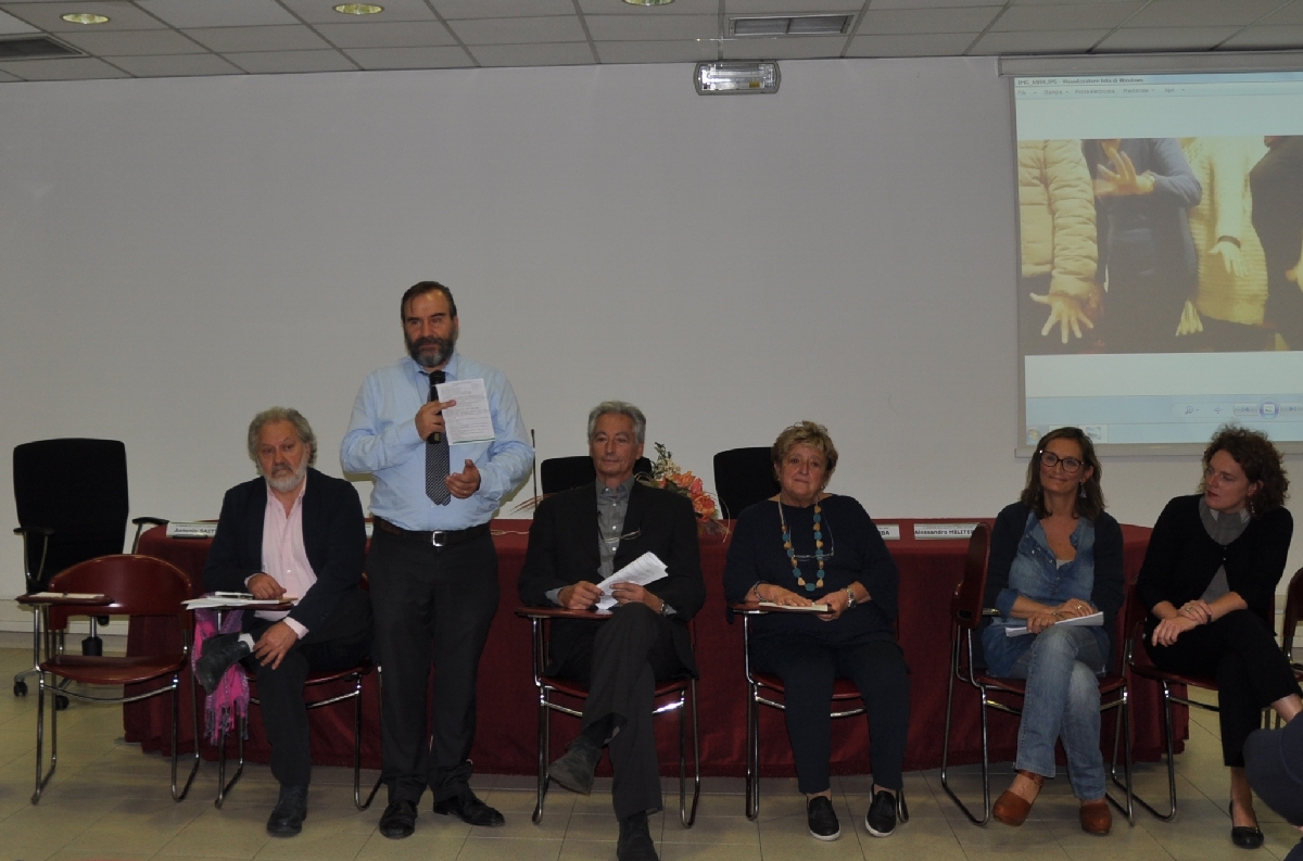 Avvio della Tavola rotonda su "Il contributo delle Associazioni nel futuro Parco della salute" da parte del Moderatore il Prof. Marco Devecchi (Presidente Osservatorio del Paesaggio per il Monferrato e l Astigiano) [Foto di Mirella Zitti].