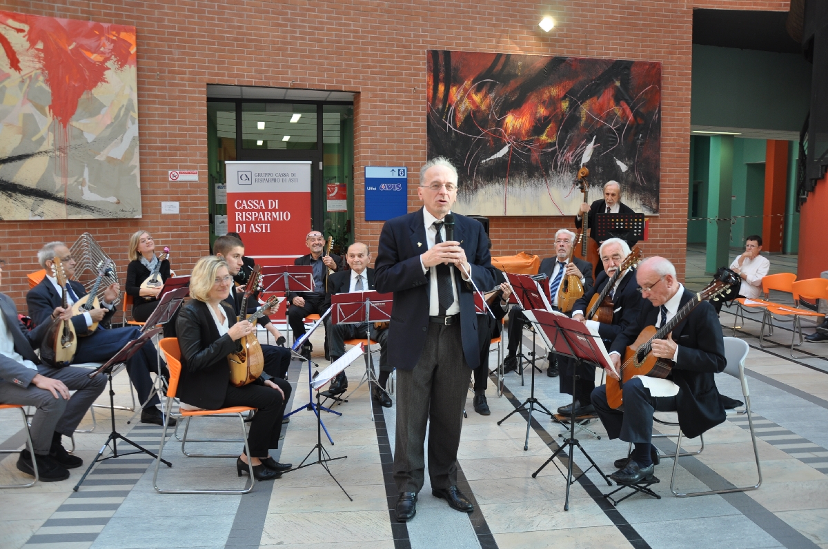 Presentazione da parte del Maestro Fabio Poggi dei brani musicali eseguiti Concerto dell Orchestra mandolinistica Paniati di Asti.