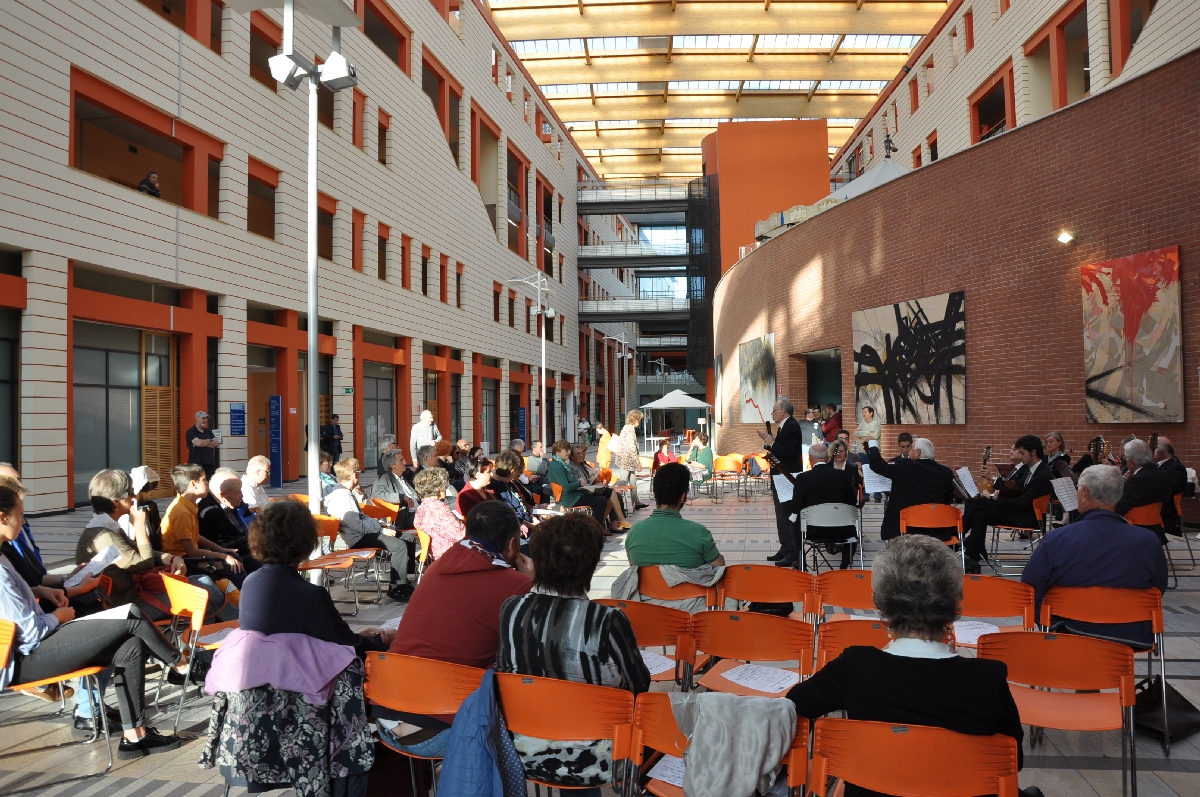 Veduta del folto pubblico presente nella piazza interna dell Ospedale Cardinal Massaia di Asti al Concerto dell Orchestra mandolinistica Paniati diretta dal Maestro Fabio Poggi.