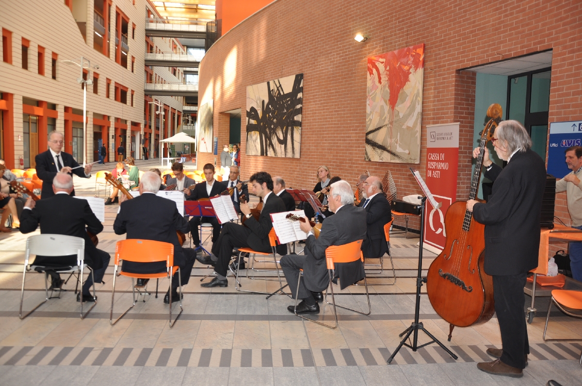 Esecuzione di brani musicali da parte dell Orchestra mandolinistica Paniati di Asti.