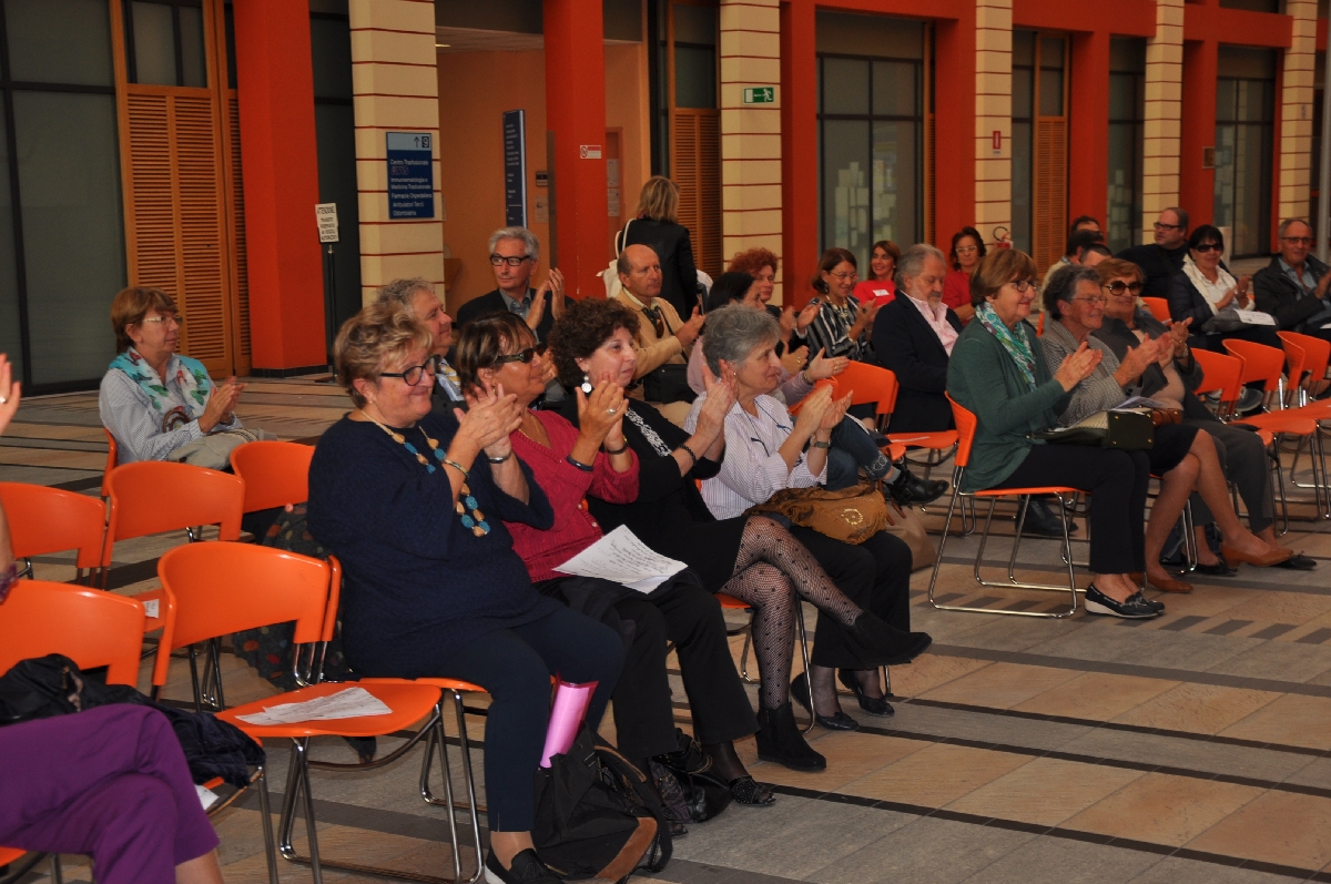 Veduta del folto pubblico presente nella piazza interna dell Ospedale Cardinal Massaia di Asti al Concerto dell Orchestra mandolinistica Paniati diretta dal Maestro Fabio Poggi.