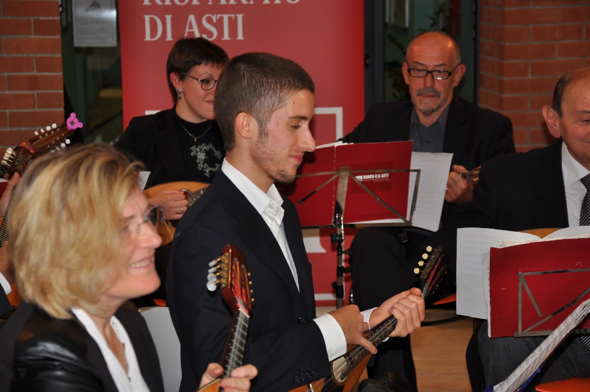 Esecuzione di brani musicali da parte dell Orchestra mandolinistica Paniati di Asti.