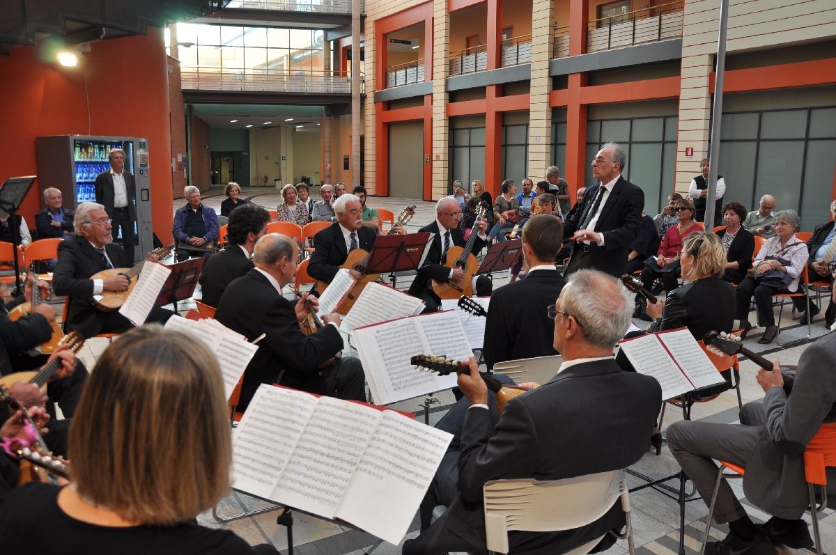 Esecuzione di brani musicali da parte dell Orchestra mandolinistica Paniati di Asti.