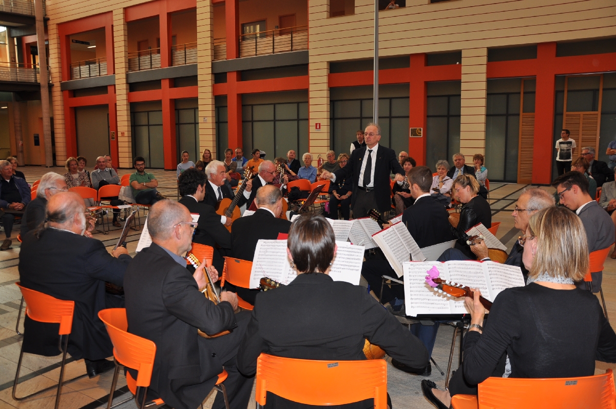 Esecuzione di brani musicali da parte dell Orchestra mandolinistica Paniati di Asti.
