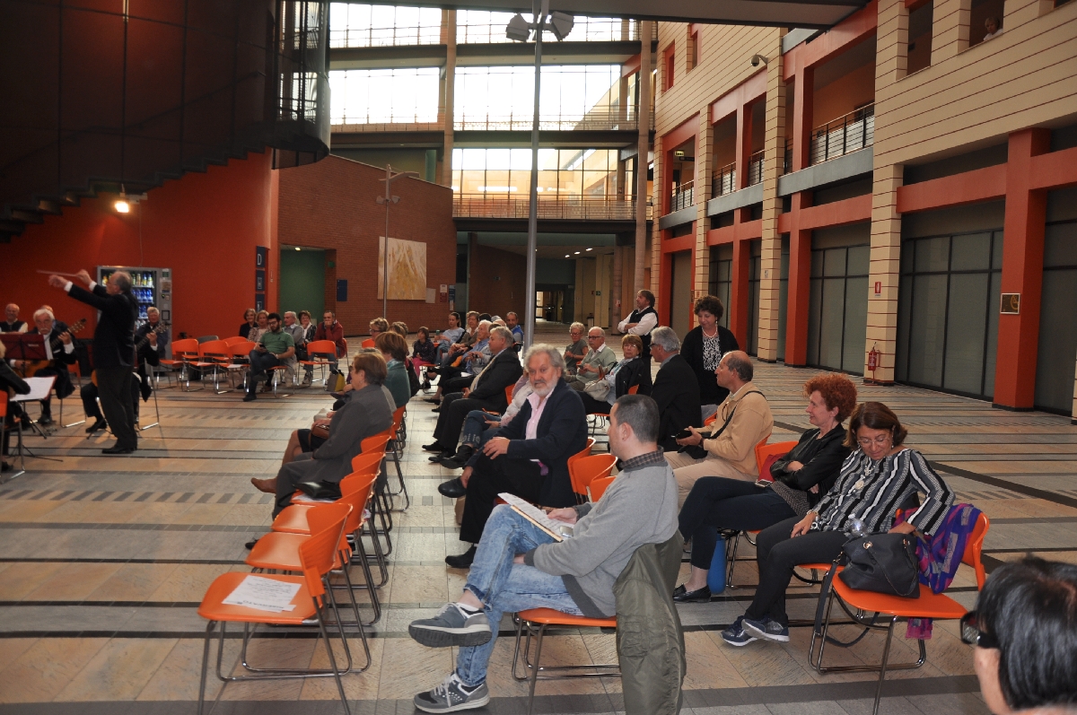 Veduta del folto pubblico presente nella piazza interna dell Ospedale Cardinal Massaia di Asti al Concerto dell Orchestra mandolinistica Paniati diretta dal Maestro Fabio Poggi.