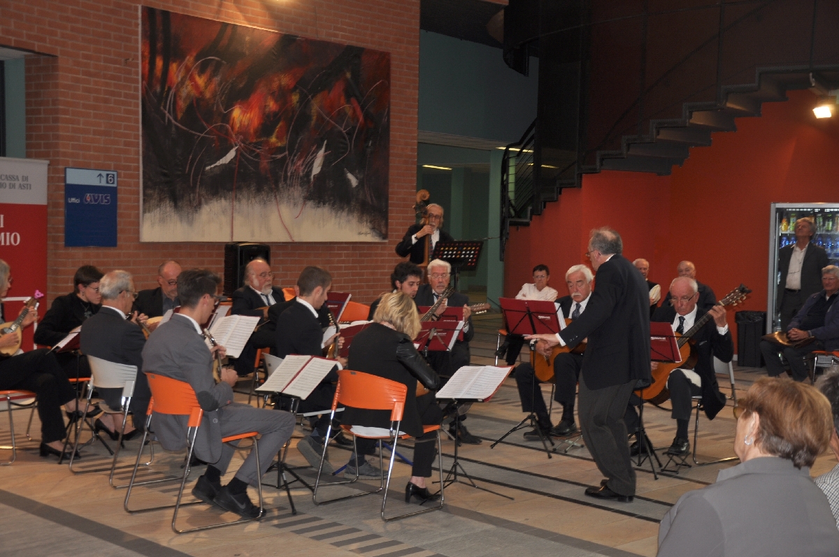 Esecuzione di brani musicali da parte dell Orchestra mandolinistica Paniati di Asti.