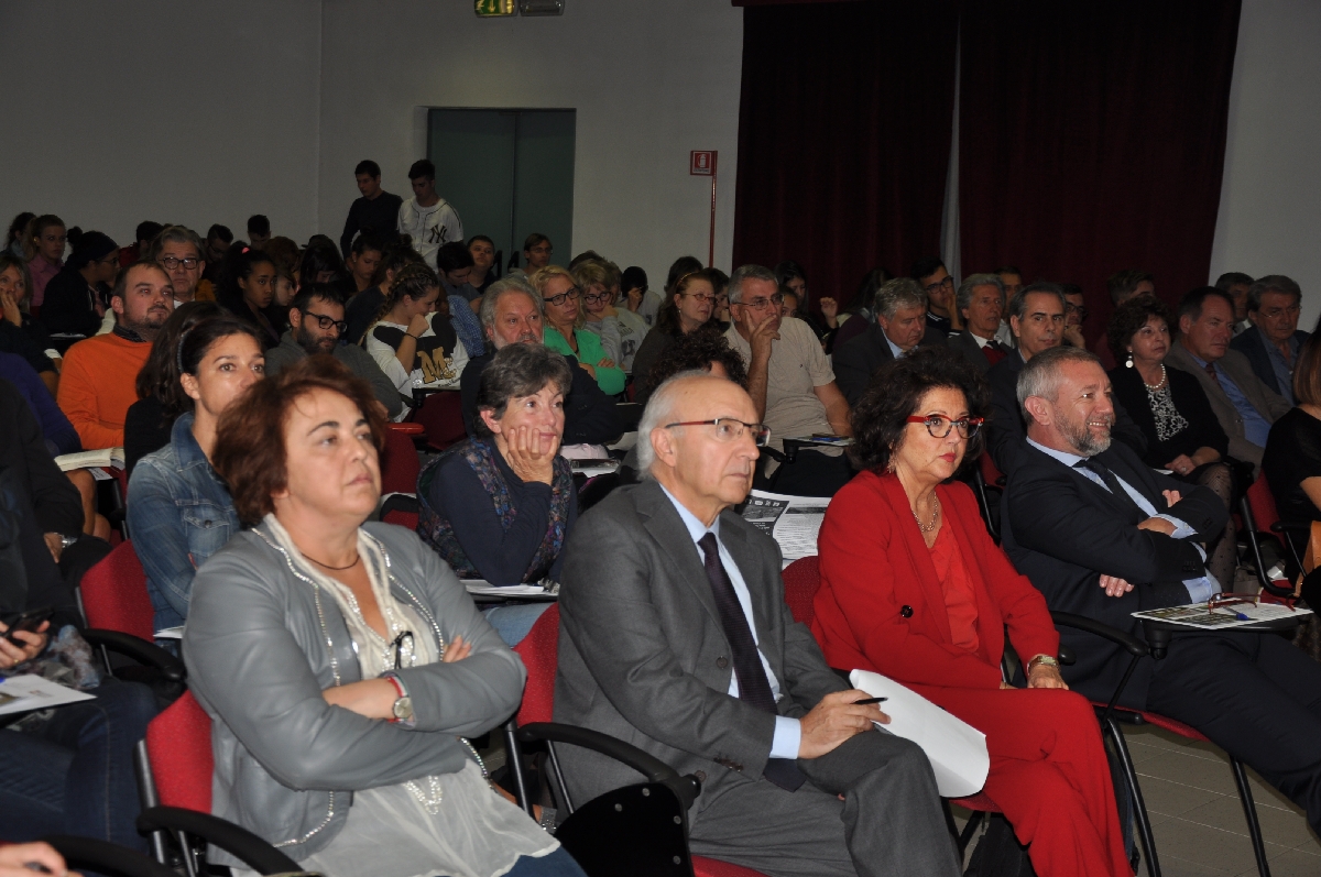 Veduta del folto ed attento pubblico presente in sala al Convegno Giardino della salute: il verde che cura.