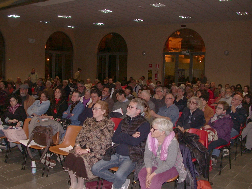 Veduta del folto ed attento pubblico presente in sala.