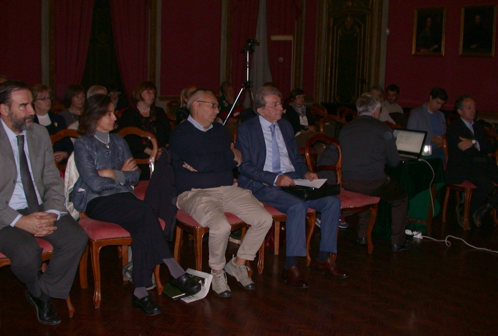 Veduta del folto ed interessato pubblico presente in sala [Foto di Francesco Leone Devecchi].