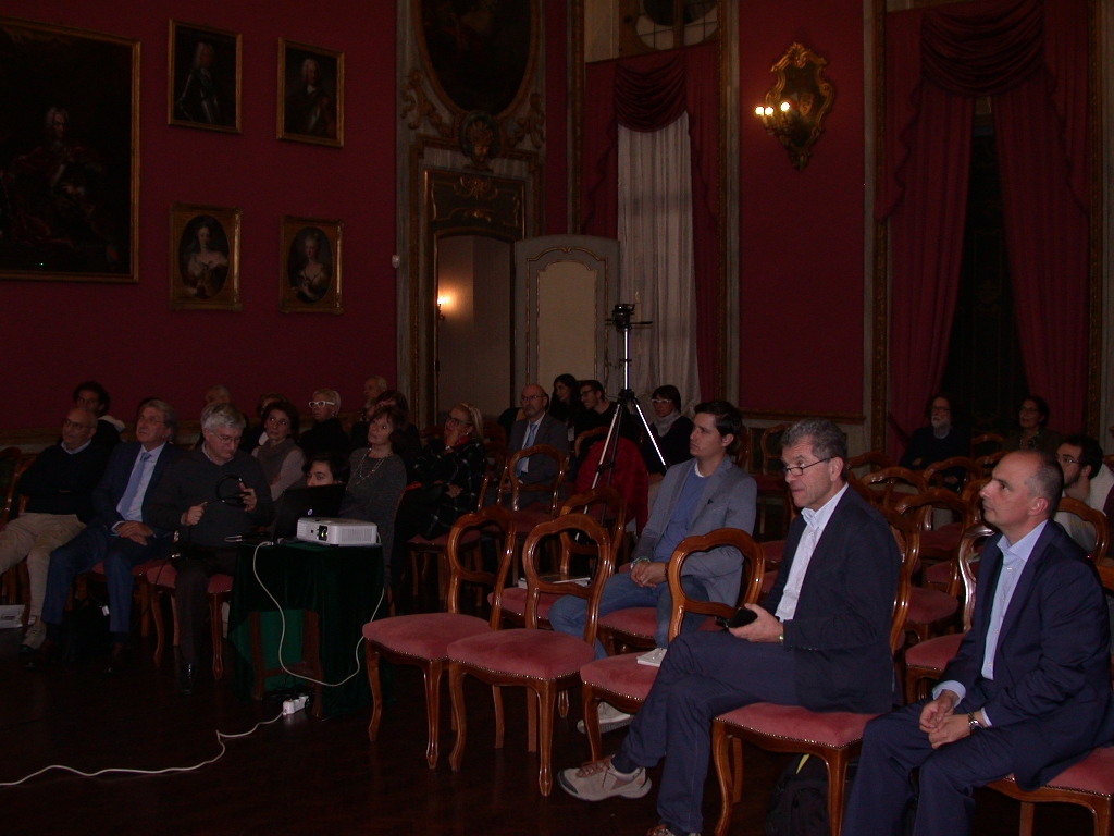 Veduta del folto ed interessato pubblico presente in sala.