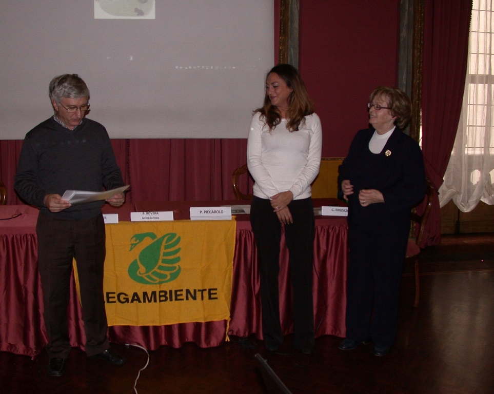 Cerimonia di Consegna da parte del Dott. Angelo Porta Consigliere nazionale di Legambiente dei premi all Assessore all Ambiente del Comune di Casale Monferrato, Dott.ssa Cristina Fava, e alla Presidente dell Associazione "I nostri tigli" di Montafia d Asti, Dott.ssa Maria Vittoria Gatti.