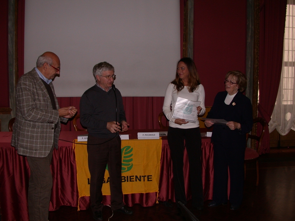 Cerimonia di Consegna da parte del Dott. Angelo Porta Consigliere nazionale di Legambiente dei premi per la migliore opera di gestione e salvaguardia di un alberata all Assessore all Ambiente del Comune di Casale Monferrato, Dott.ssa Cristina Fava, e alla Presidente dell Associazione "I nostri tigli" di Montafia d Asti, Dott.ssa Maria Vittoria Gatti.