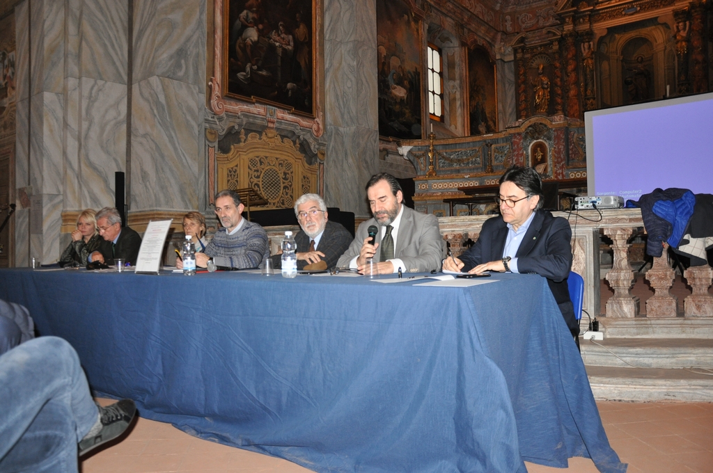 Prosecuzione dei lavori del Convegno da parte del Moderatore, il Prof. Marco Devecchi (Presidente dell Osservatorio del Paesaggio per il Monferrato e l Astigiano)  [Foto di Angelo Porta].