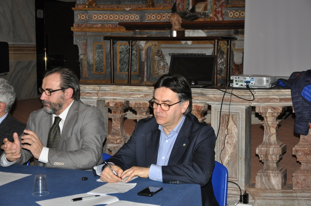 Prosecuzione dei lavori del Convegno da parte del Moderatore, il Prof. Marco Devecchi (Presidente dell Osservatorio del Paesaggio per il Monferrato e l Astigiano)  [Foto di Angelo Porta].