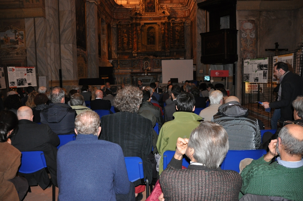 Folto ed interessato pubblico presente al momento di studio  [Foto di Angelo Porta].