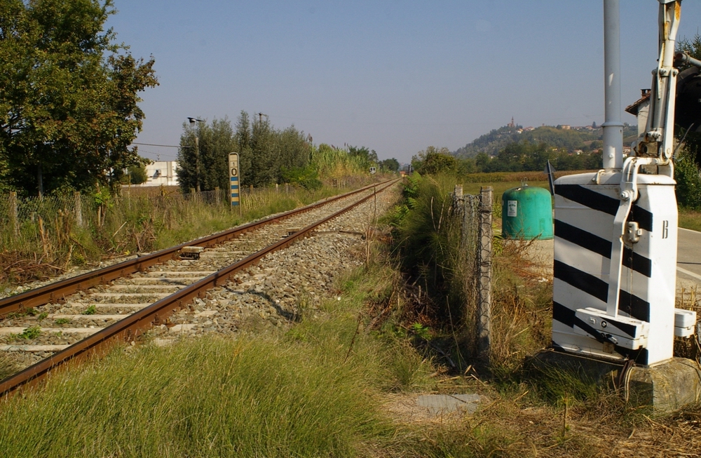 Veduta del passaggio a livello in località Chiappa del Comune di Isola d Asti della Linea ferroviaria Asti-Alba, fulcro di un progetto complessivo di riordino e ripristino del tratto ferroviario Milano-Casale Monferrato-Asti-Alba-Cuneo di fondamentale importanza per la promozione e valorizzazione turistica dei territori UNESCO di Langhe-Roero e Monferrato.