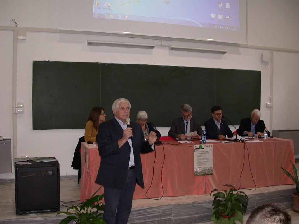 Avvio dei lavori del Convegno "La formazione dell imprenditore agricolo" da parte del Dirigente scolastico, Prof. Renato Parisio, dell Istituto di Istruzione Superiore "G. Penna" di Asti.