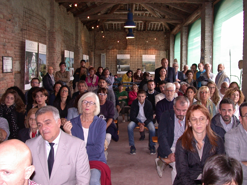 Veduta del folto ed interessato pubblico presente in sala [FOTO di Carlo Bidone].