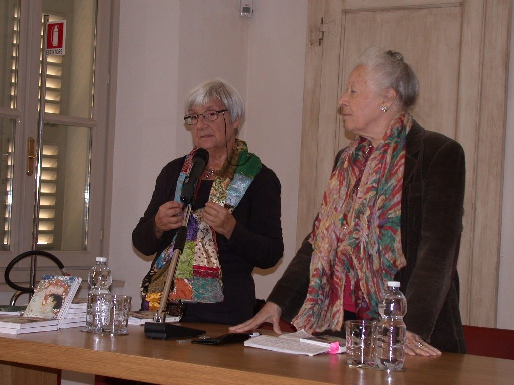 Avvio dell incontro di presentazione del libro di Elena Accati, Università di Torino, dal titolo "Le storie che non ti ho raccontato" da parte della Prof.ssa Laurana Lajolo, ideatrice del Festival del paesaggio agrario e Presidente dell Associazione Davide Lajolo.