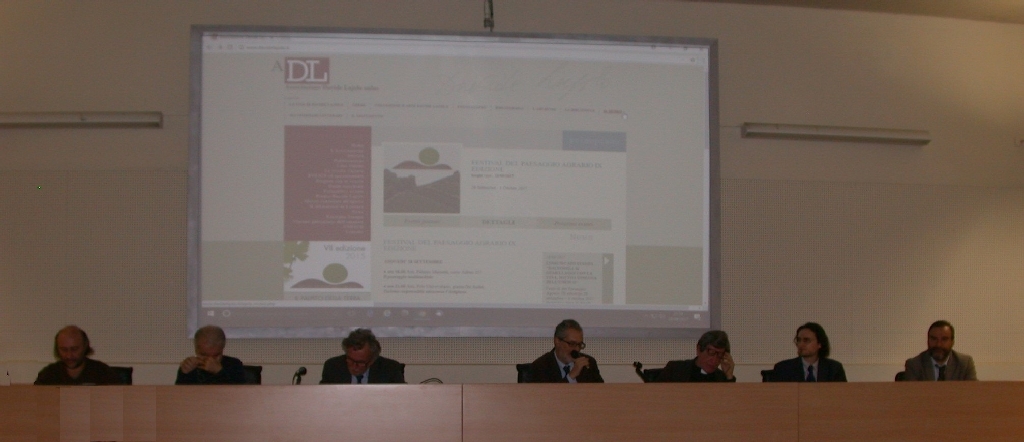 Avvio dei lavori della Tavola rotonda da parte del Moderatore, Dott. Francesco Scalfari (Direttore del Polo universitario di Asti). Al Tavolo dei relatori da (sx): Don Carlo Pertusati (Commissione per l Ecumenismo della Diocesi di Asti), Franco Correggia (Presidente dell Associazione Terra, Boschi, Gente e Memorie), Michelino Musso (Progetto culturale della Diocesi di Asti), Francesco Scalfari, Don Vittorio Croce (Direttore della Gazzetta d Asti), Ezio Claudio Pia (C.R.I.S.M. Università di Torino) e Marco Devecchi (Università di Torino) [FOTO  di Mirella Zitti].