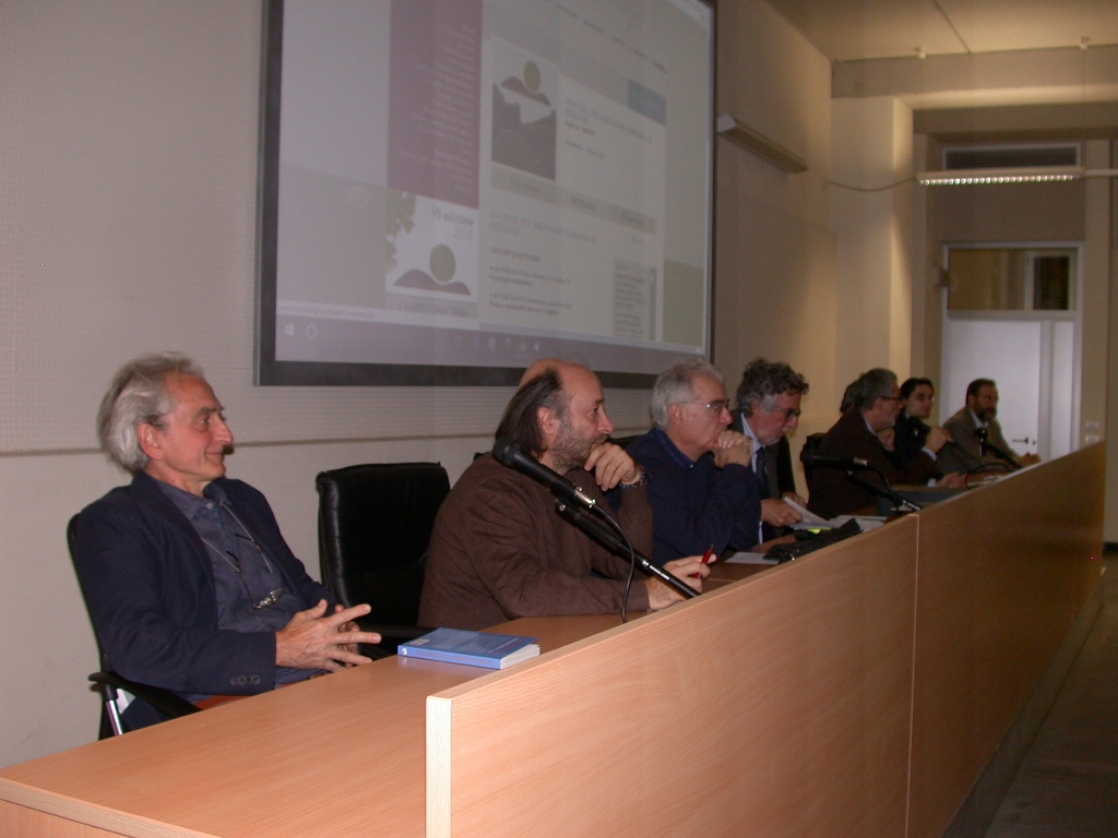 Veduta del Tavolo dei relatori da (sx): Enrico Ercole (Università del Piemonte orientale), Don Carlo Pertusati (Commissione per l Ecumenismo della Diocesi di Asti), Franco Correggia (Presidente dell Associazione Terra, Boschi, Gente e Memorie), Michelino Musso (Progetto culturale della Diocesi di Asti), Francesco Scalfari, Don Vittorio Croce (Direttore della Gazzetta d Asti), Ezio Claudio Pia (C.R.I.S.M. Università di Torino) e Marco Devecchi (Università di Torino) [FOTO  di Mirella Zitti].