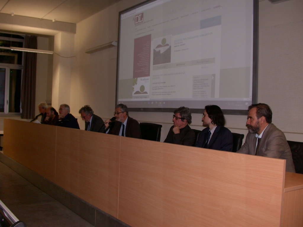 Avvio dei lavori della Tavola rotonda da parte del Moderatore, Dott. Francesco Scalfari (Direttore del Polo universitario di Asti) [FOTO  di Mirella Zitti].
