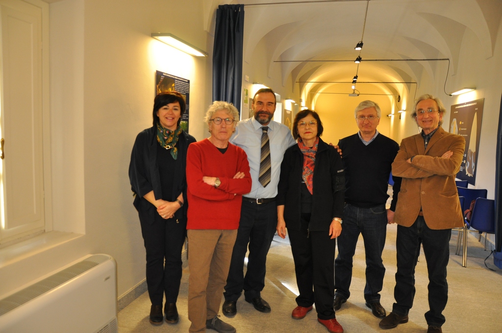 Foto ricordo in occasione della lettura del Preambolo della Convenzione europea del Paesaggio presso il Museo Paleontologico dell Astigiano. Nella Foto da (sx): Laura Chiarlo Botto, Gianfranco Miroglio, Marco Devecchi, Mirella Zitti, Angelo Porta ed Enrico Ercole.