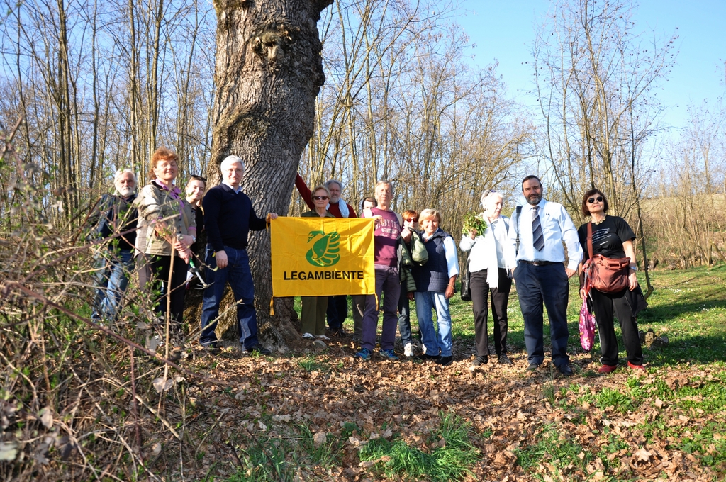 Foto ricordo con tutti i partecipanti con la bandiera di Legambiente al termine della schedatura della Quercia muta di Villafranca d Asti per l avvio del procedimento di dichiarazione del valore monumentale dell albero ai sensi della Legge 10 del 2013.