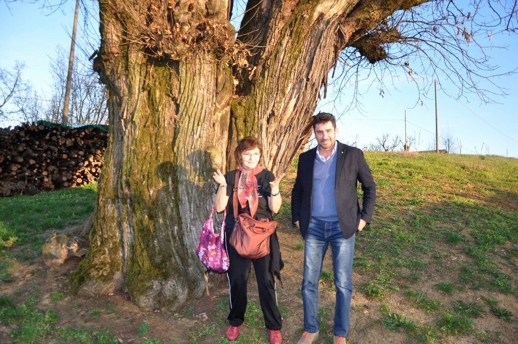 Foto ricordo davanti al Castagno monumentale con Mirella Zitti e il Sindaco Silvio Maria Tealdi di Ferrere.