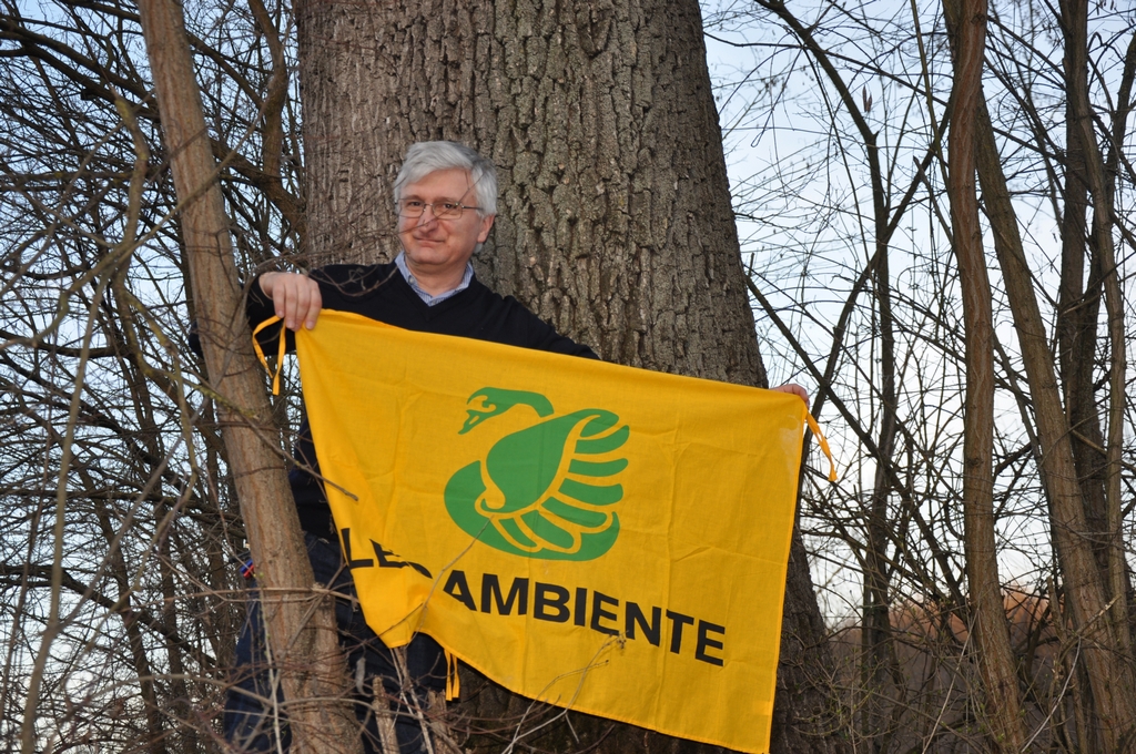 Foto ricordo davanti alla Farnia di Ferrere d Asti con Angelo Porta, Presidente del Circolo Legambiente Valtriversa.
