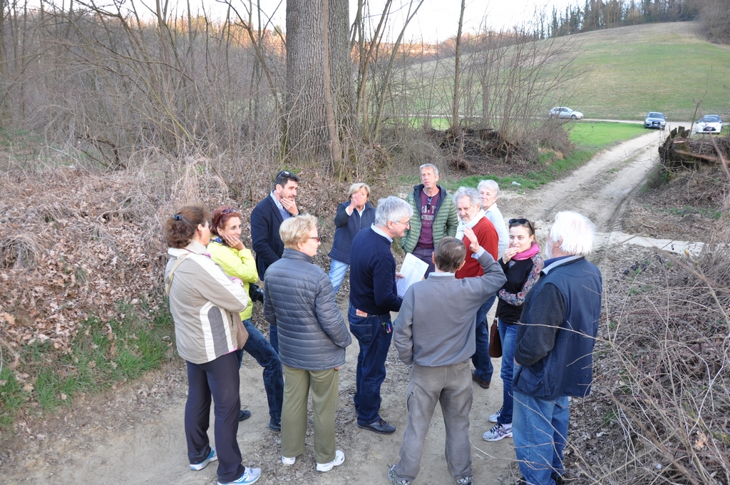 Momento della compilazione della scheda di rilievo della Farnia monumentale di Ferrere d Asti per la richiesta del valore monumentale dell Albero.