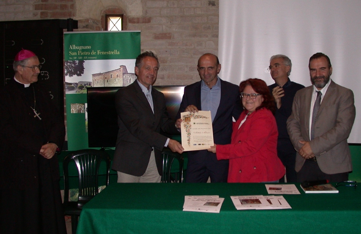 Consegna al Sig. Attilio Alessio da parte dell Assessore regionale all Agricoltura Giorgio Ferrero e del Direttore del complesso canonicale di Santa Maria di Vezzolano, Dott.ssa Valentina Barberis, del Diploma di "Alfiere del paesaggio 2017". Nella foto da (sx): S.E. Mons. Francesco Ravinale, Vescovo di Asti, Assessore Giorgio Ferrero, Sig. Attilio Alessio, Dott.ssa Valentina Barberis, Dott. Franco Correggia, Presidente dell