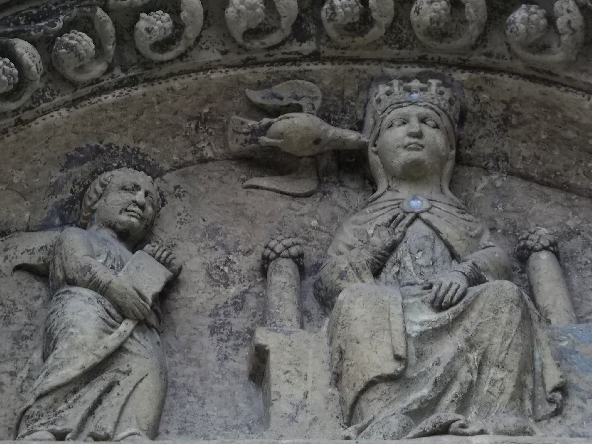 Splendido bassorilievo presente sulla facciata della Canonica di Santa Maria di Vezzolano.