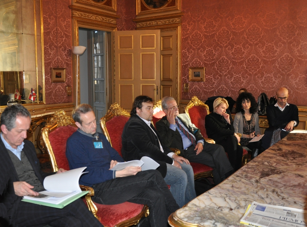 Al Tavolo di lavoro, da (sx): Agr. Giorgio Ferrero (Assessore all Agricoltura della Regione Piemonte), Mario Didier (Associazione Ferrovie Piemontesi), Ing. Riccardo Palma (Ordine degli Ingegneri di Asti), Ing. Giovanni Periale (Ordine degli Ingegneri di Asti), Giovanna Beccuti (Presidente ASP di Asti), Dott.ssa Laura Nosenzo (Giornalista) e Marco Spriano (Direttore ASP di Asti)  [FOTO di Angelo Porta].