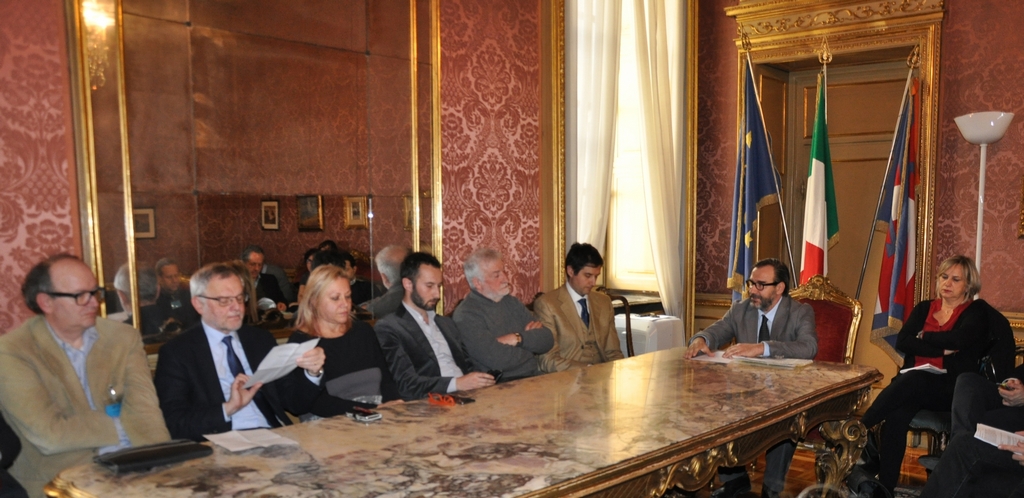 Avvio dei lavori dell incontro con l Assessore ai Trasporti della Regione Piemonte, Dott. Francesco Balocco, con la presentazione da parte di Marco Devecchi dell Istanza di riattivazione della Linea ferroviaria (Milano)-Casale Monferrato-Asti-Castagnole delle Lanze-Aba-(Cuneo). Al Tavolo dei lavori da (sx): Dott. Paolo Filippi (Agenzia mobilità piemontese - Area Sud Piemonte), Assessore Francesco Balocco, Consigliera Angela Motta, Vice Presidente Federico Valetti della Commissione trasporti, Aldo Pavanello, Esperto di ferrovie, Arch. Giovanni Currado, Esperto di trasporti, Prof. Marco Devecchi, Presidente dell Osservatorio del Paesaggio per il Monferrato e l Astigiano e Assessore Rosanna Martini ai trasporti del Comune di Alba [FOTO di Angelo Porta]. 