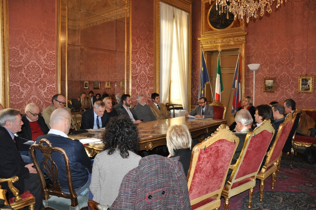 Avvio dei lavori dell incontro con l Assessore ai Trasporti della Regione Piemonte, Dott. Francesco Balocco, con la presentazione da parte di Marco Devecchi dell Istanza di riattivazione della Linea ferroviaria (Milano)-Casale Monferrato-Asti-Castagnole delle Lanze-Aba-(Cuneo). Al Tavolo dei lavori da (sx in senso orario): Dott. Roberto Negro (Club UNESCO di Alba), Dott. Sandro Teruggi (Assessore ai trasporti del Comune di Casale onferrato), Dott. Paolo Filippi (Agenzia mobilità piemontese - Area Sud Piemonte), Assessore Francesco Balocco, Consigliera Angela Motta, Vice Presidente Federico Valetti della Commissione trasporti, Aldo Pavanello, Esperto di ferrovie, Arch. Giovanni Currado, Esperto di trasporti, Prof. Marco Devecchi, Presidente dell Osservatorio del Paesaggio per il Monferrato e l Astigiano, Assessore Rosanna Martini ai trasporti del Comune di Alba, Dott. Andrea Cerrato (Assessore all UNESCO del Comune di Asti), Agr. Giorgio Ferrero (Assessore all Agricoltura della Regione Piemonte), Mario Didier 