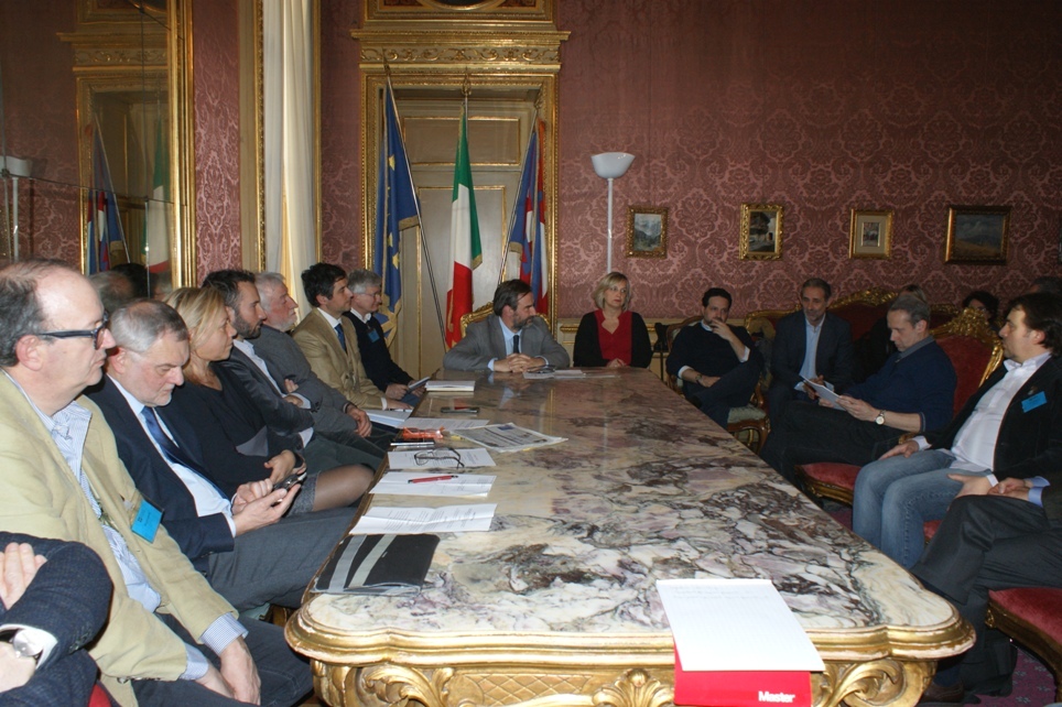 Conclusioni dei lavori dell incontro con l Assessore ai Trasporti della Regione Piemonte, Dott. Francesco Balocco, con la presentazione da parte di Marco Devecchi dell Istanza di riattivazione della Linea ferroviaria (Milano)-Casale Monferrato-Asti-Castagnole delle Lanze-Aba-(Cuneo). Al Tavolo dei lavori, da (sx): Dott. Paolo Filippi (Agenzia mobilità piemontese - Area Sud Piemonte), Assessore Francesco Balocco, Consigliera Angela Motta, Vice Presidente Federico Valetti della Commissione trasporti, Aldo Pavanello, Esperto di ferrovie, Arch. Giovanni Currado, Esperto di trasporti, Dott. Angelo Porta (Legambiente Valtriversa), Prof. Marco Devecchi, Presidente dell'Osservatorio del Paesaggio per il Monferrato e l'Astigiano, Assessore Rosanna Martini ai trasporti del Comune di Alba, Dott. Andrea Cerrato (Assessore all'UNESCO del Comune di Asti), Mario Didier (Associazione Ferrovie Piemontesi), Ing. Riccardo Palma (Ordine degli Ingegneri di Asti)  [FOTO di Laura Nosenzo].
