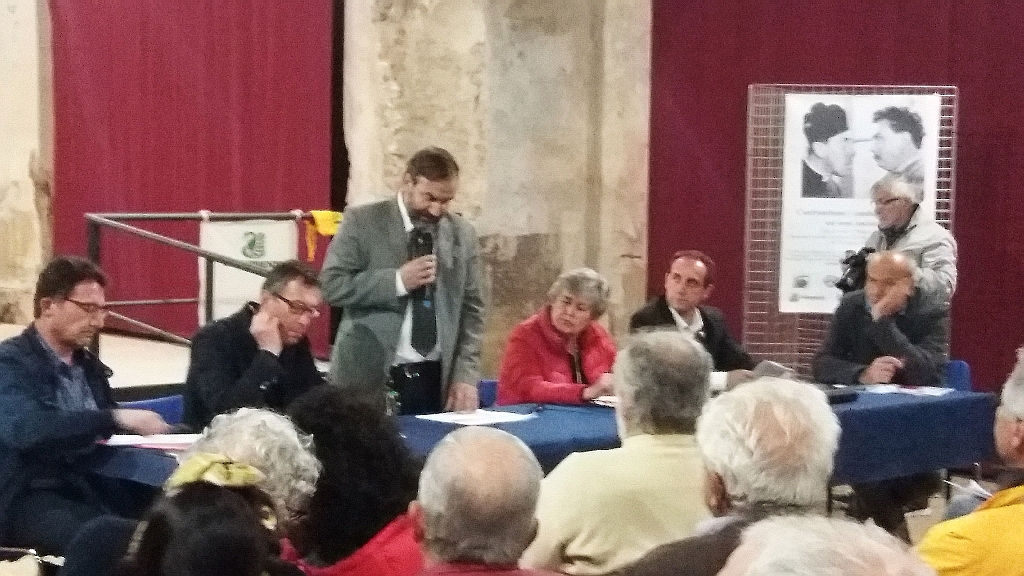 Avvio da parte del Moderatore Marco Devecchi del Momento di confronto pubblico sui temi ambientali con i Candidati sindaco di Asti. Al Tavolo dei relatori da (sx): Mario Paracchino, Giuseppe Passarino, Marco Devecchi, Angela Quaglia, Massimo Cerruti,  Beppe Rovera [Foto di Andrea Devecchi].