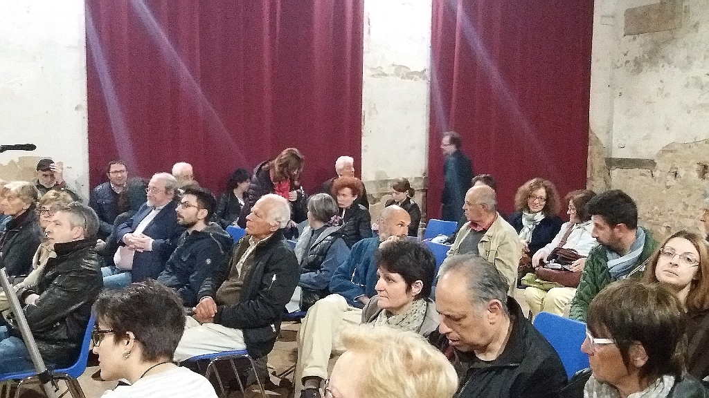 Veduta del folto ed interessato pubblico presente al Momento di confronto pubblico sui temi ambientali con i Candidati sindaco di Asti, Chiesa del Gesù ad Asti [Foto di Andrea Devecchi].